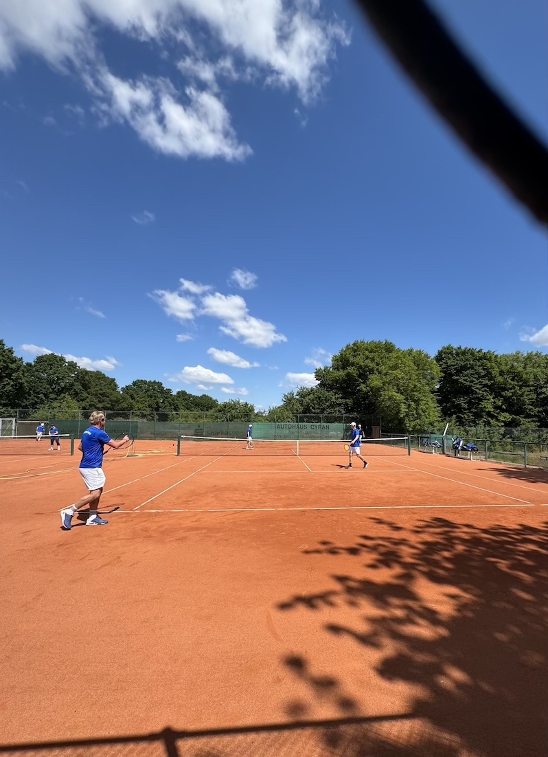 Spieler auf dem Tennisplatz beim Schleichen-Turnier